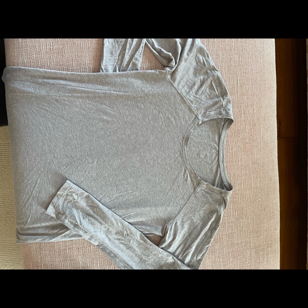 Lulu long sleeve workout jersey.  Perfect condition light gray/beige colour